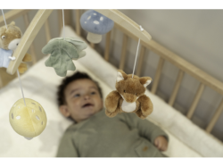 Little Dutch Hudební kolotoč dřevěný Forest Friends Krásný dřevěný kolotoč z kolekce hraček Little Dutch Forest Friends hraje po natažení ukolébavku pro uklidnění vašeho miminka před spaním. Pozornost dítěte upoutá pět otáčejících se hraček v podobě zvířát