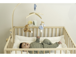 Little Dutch Hudební kolotoč dřevěný Forest Friends Krásný dřevěný kolotoč z kolekce hraček Little Dutch Forest Friends hraje po natažení ukolébavku pro uklidnění vašeho miminka před spaním. Pozornost dítěte upoutá pět otáčejících se hraček v podobě zvířát