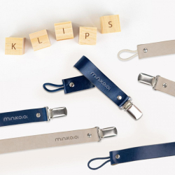 Minikoioi luxusní kožený klip na dudlík - modrý